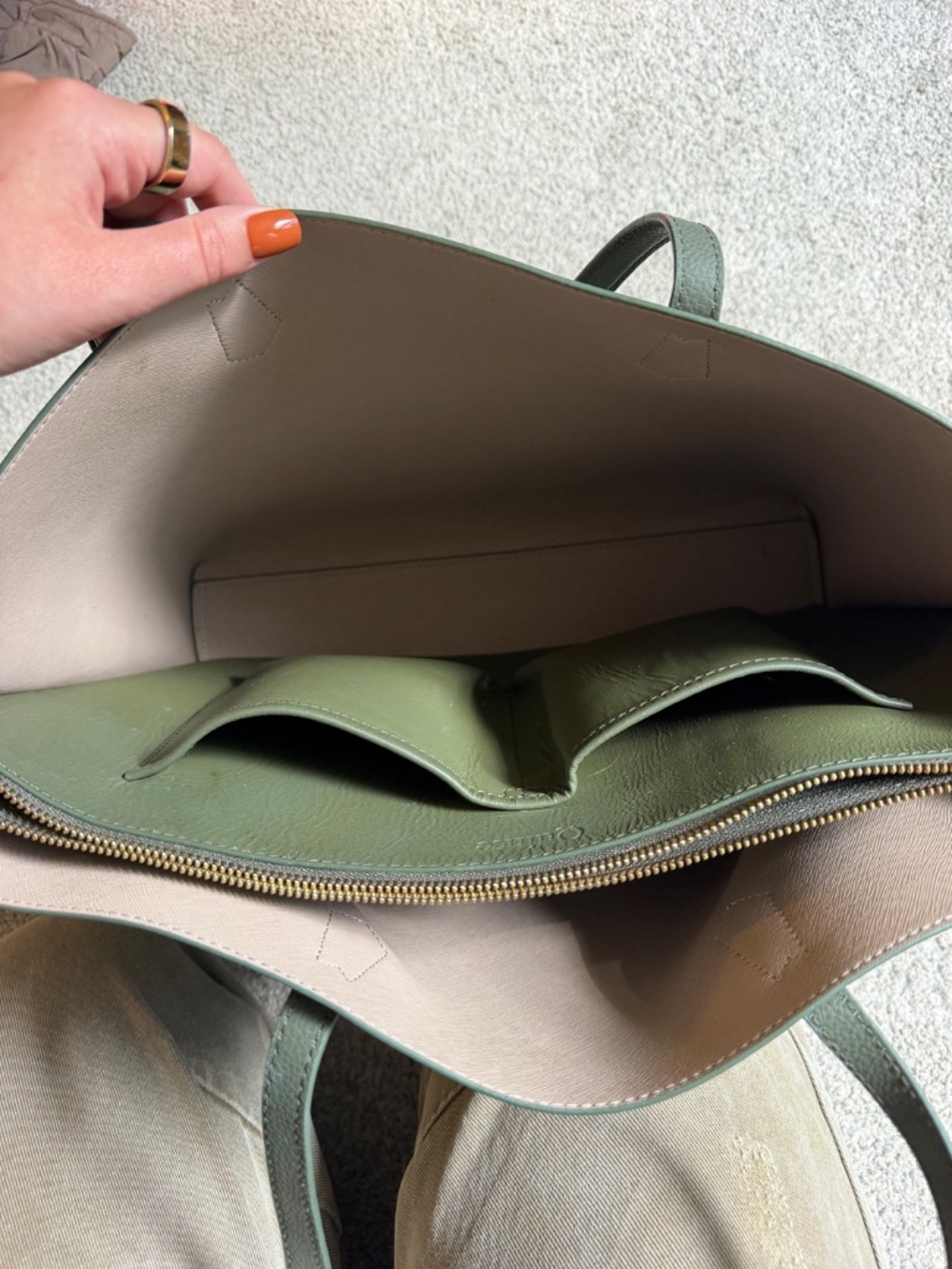 Sage green leather tote bag with internal zipper pocket from quince - Picture 3 of 4